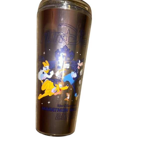 2022 Walt DISNEY world MARATHON WEEKEND RUNDISNEY 22OZ TUMBLER cup - Picture 1 of 6